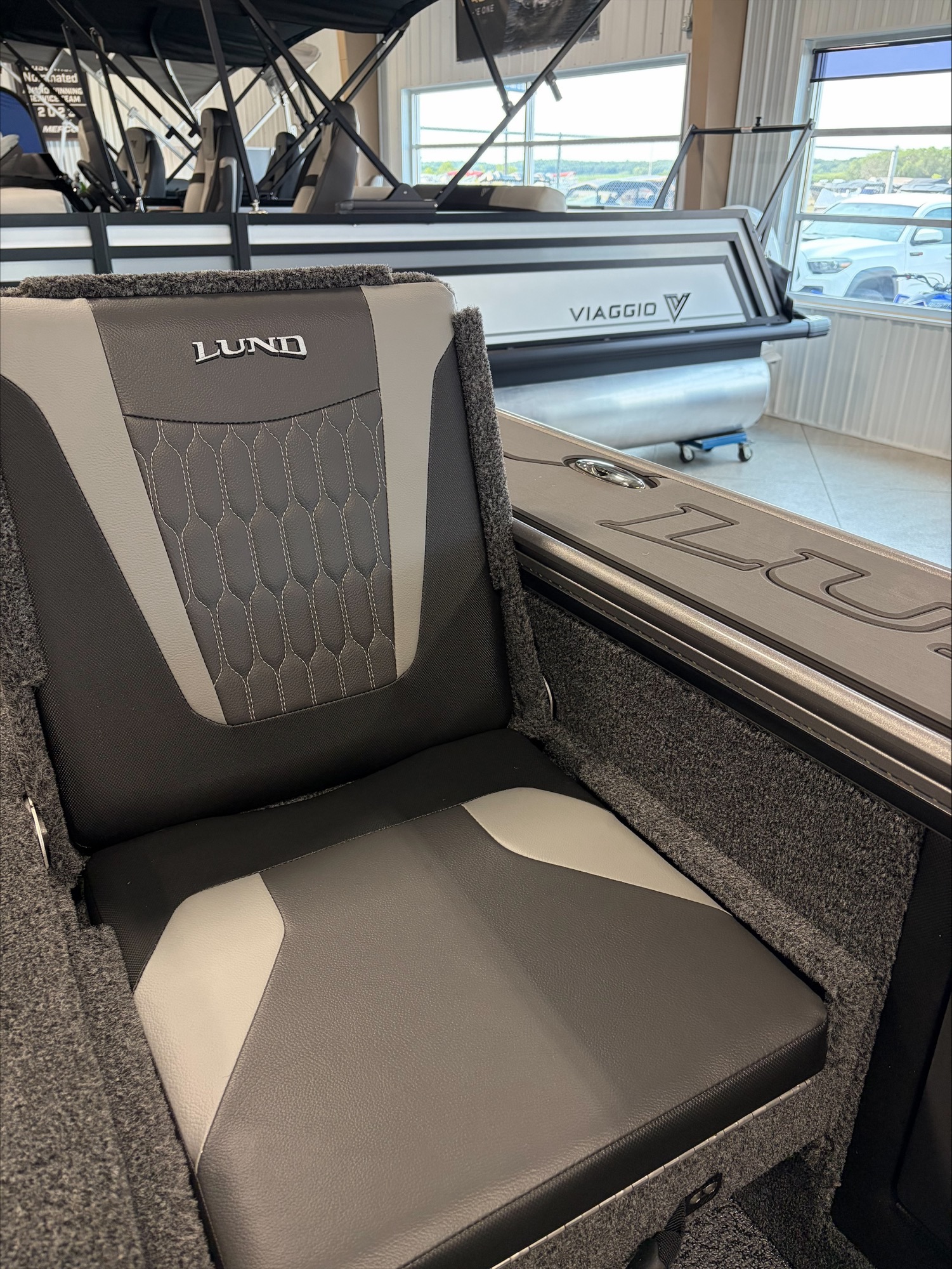 2027 LUND 1875 PRO V SPORT BOAT