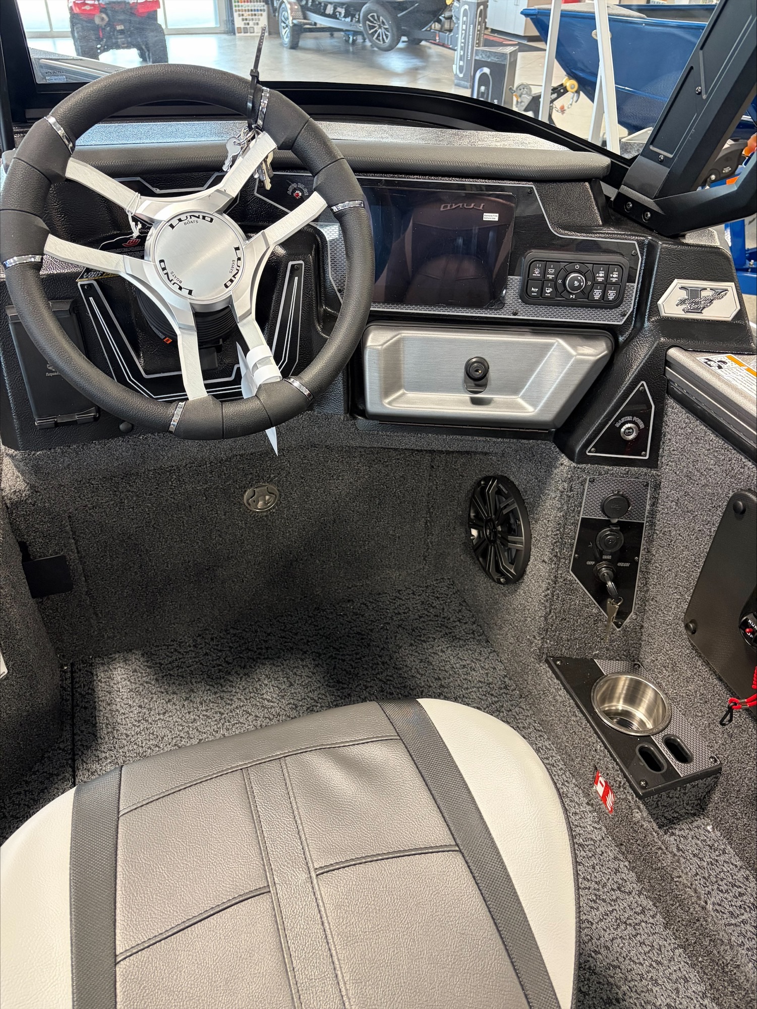 2027 LUND 1875 PRO V SPORT BOAT